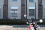 Motorrad vor der Polizeiwache Kaulsdorf