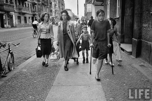 das bild wurde im juli 1953 aufgenommen. wir sehen ostdeutsche, die im nach...