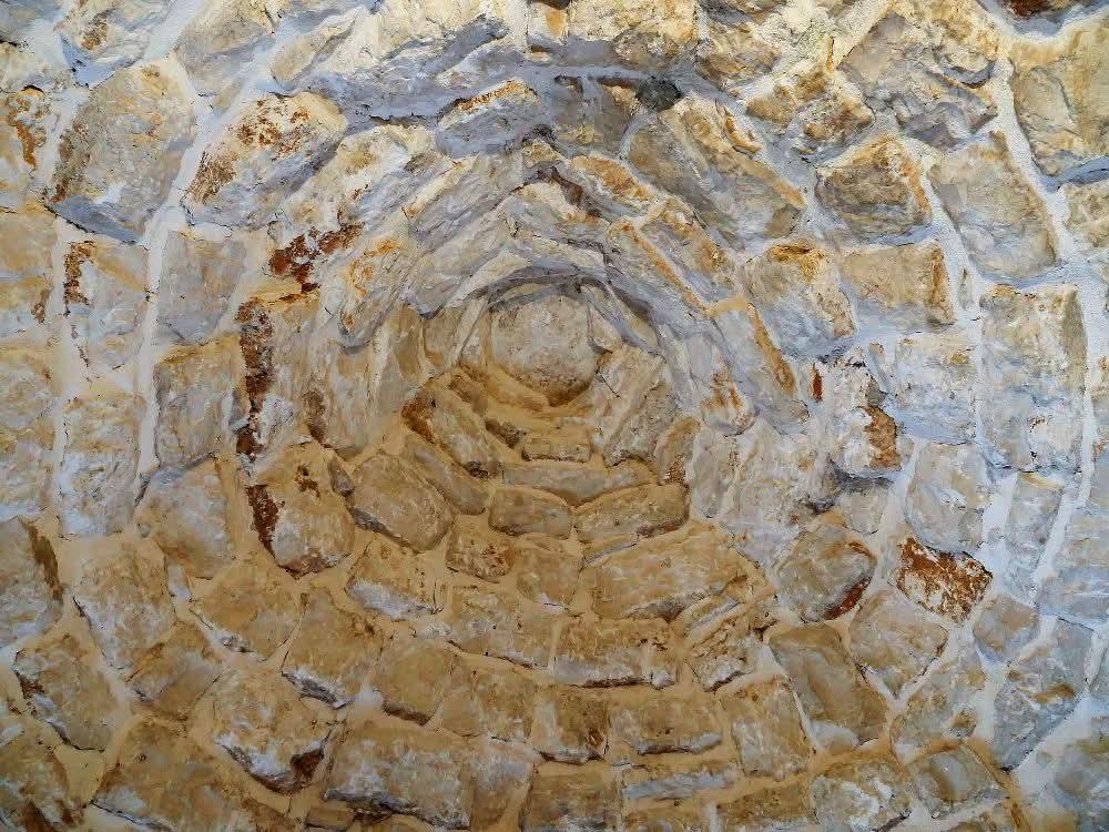 Blick in ein Rundes Gewölbe von innen.