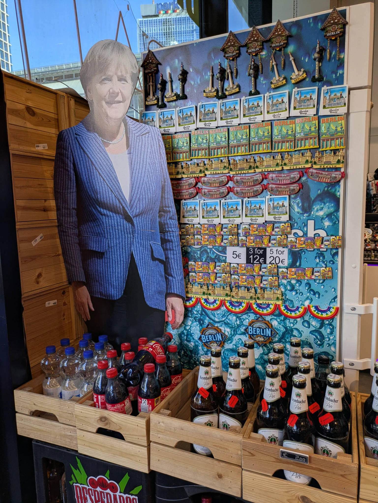 ein merkel pappaufsteller zwischen billgbier und touritand