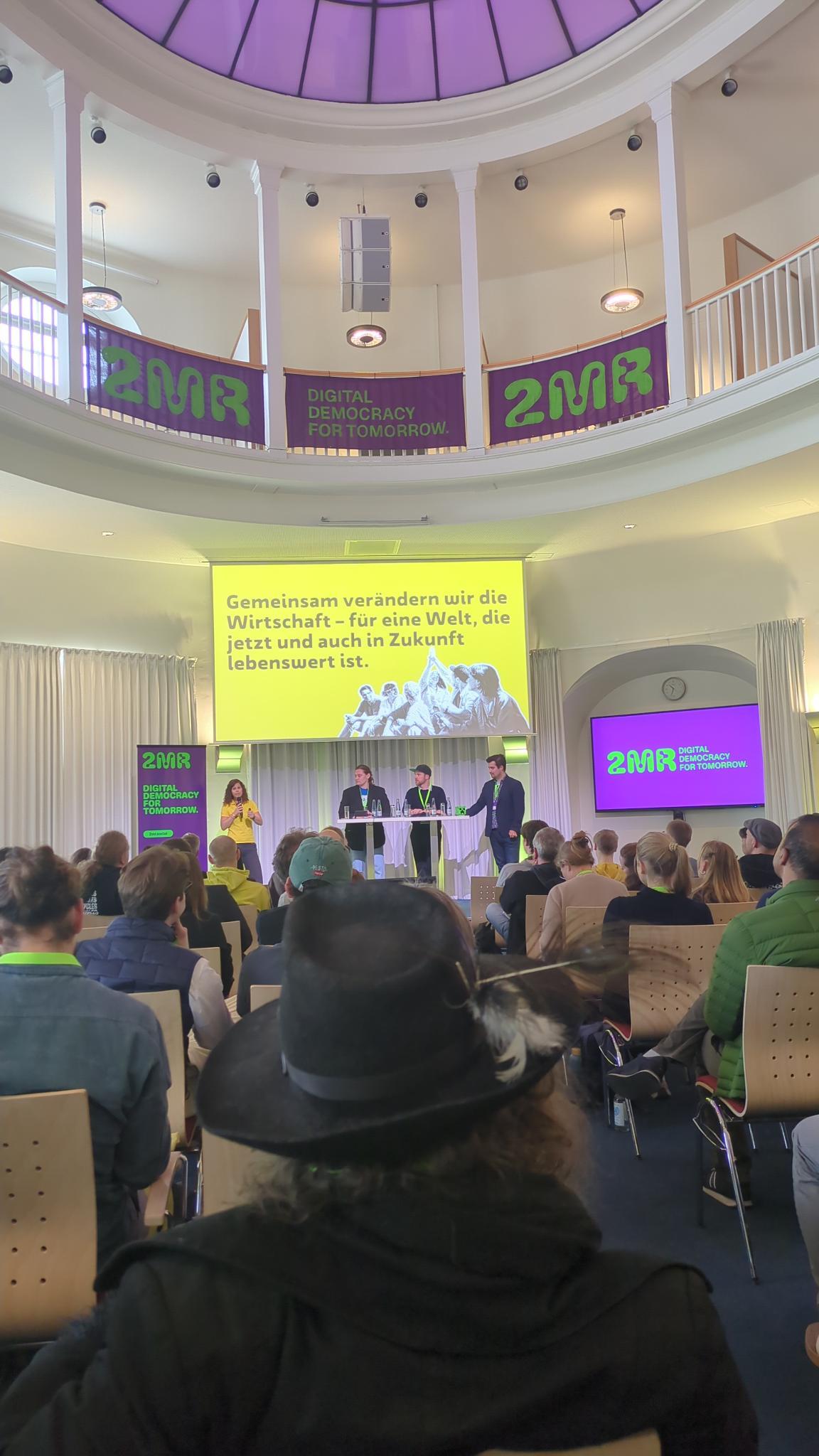 Bühne der 2MR, Publikum von hinten
