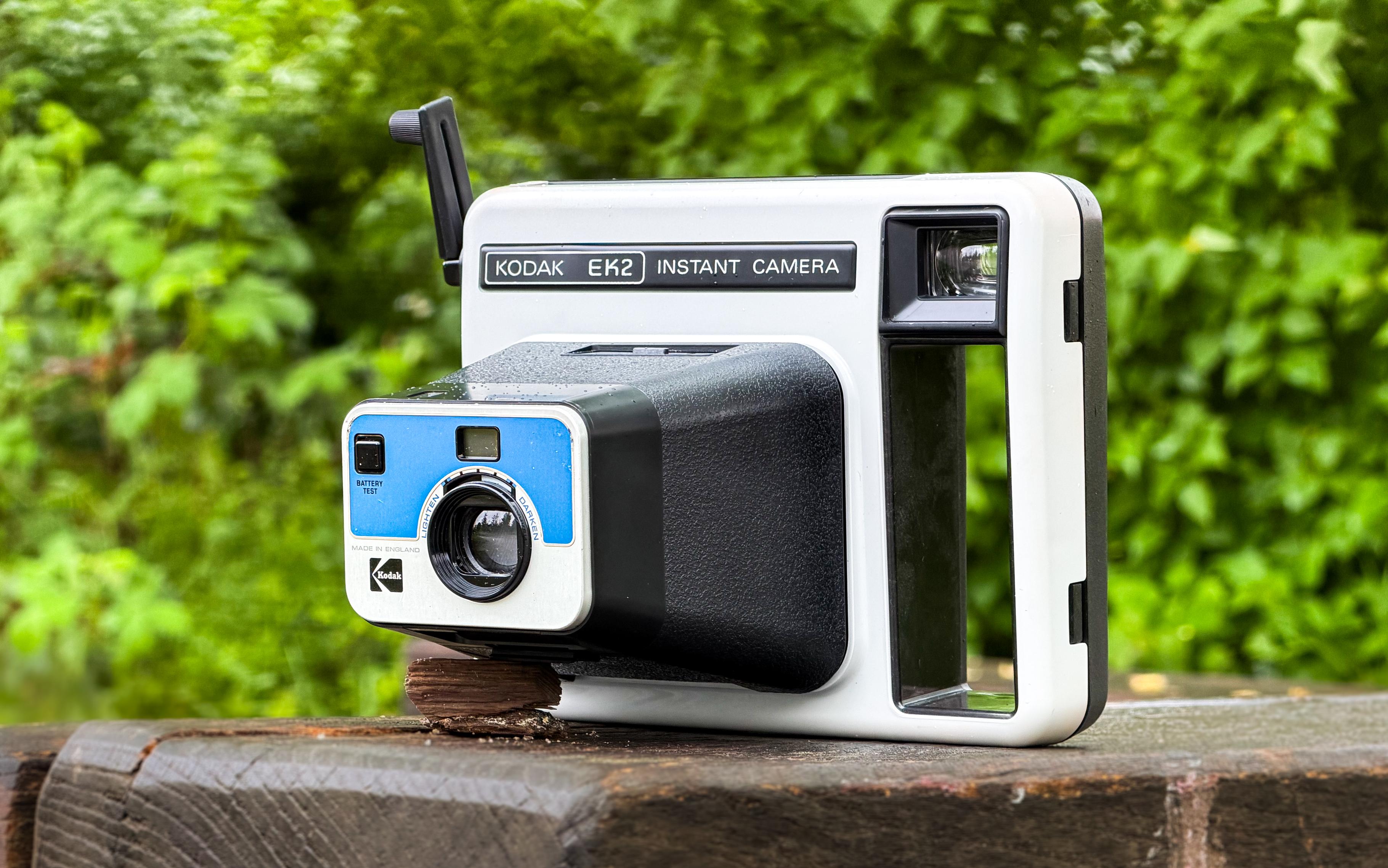 Eine alte Kamera von Kodak mit einem riesigen Griff und einer Kurbel. Auf der Kamera steht "Kodak EK2 Instant Camera"