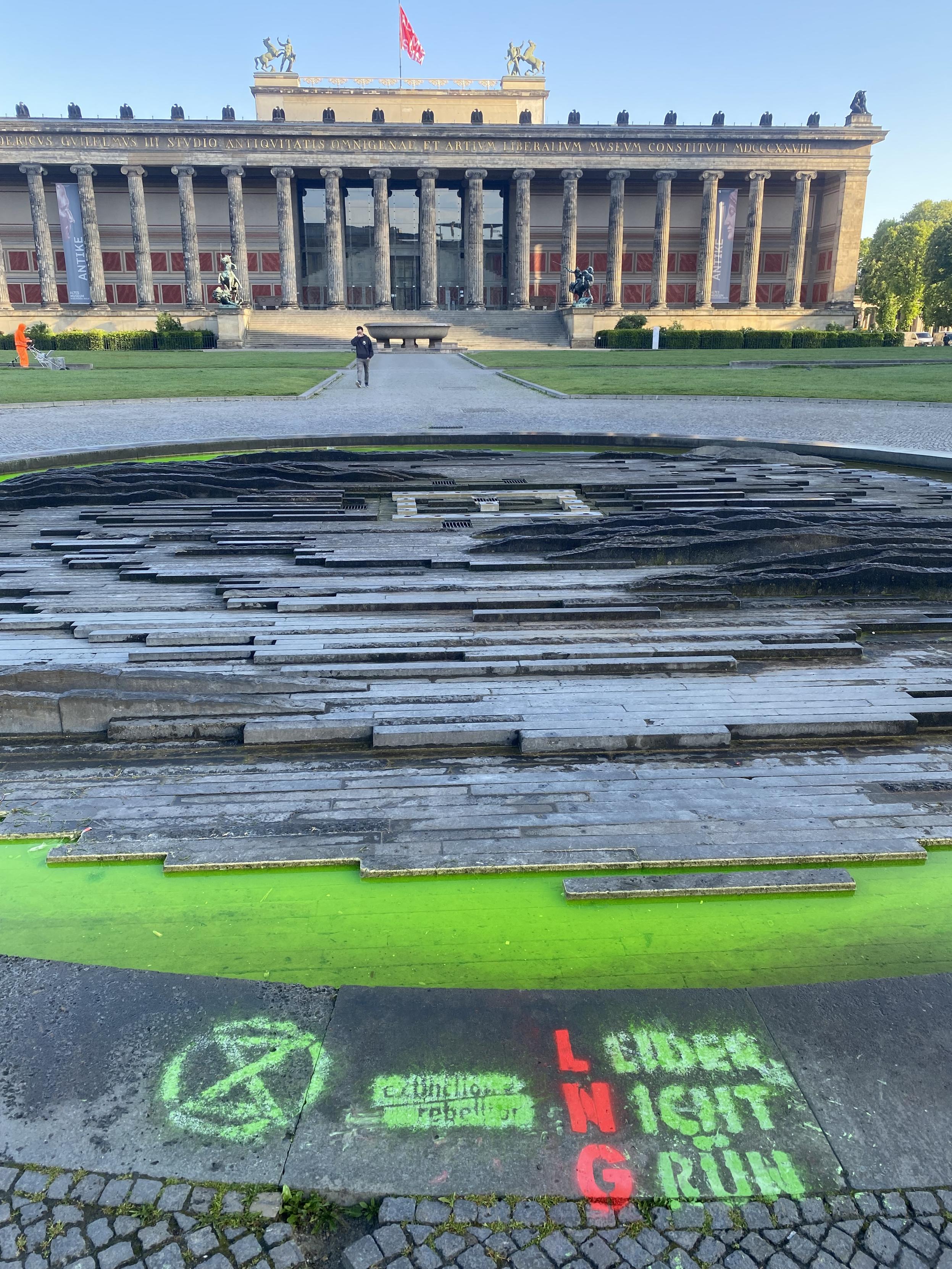 Brunnenanlage (grün gefärbt) im Lustgarten vor dem Alten Museum, Berlin