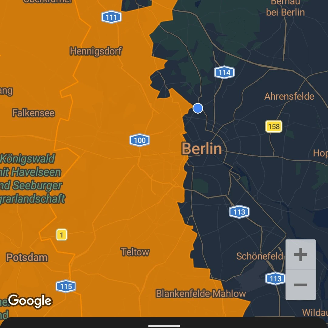 eine karte von berlin brandenburg, die linke hälfte ist orange eingefärbt