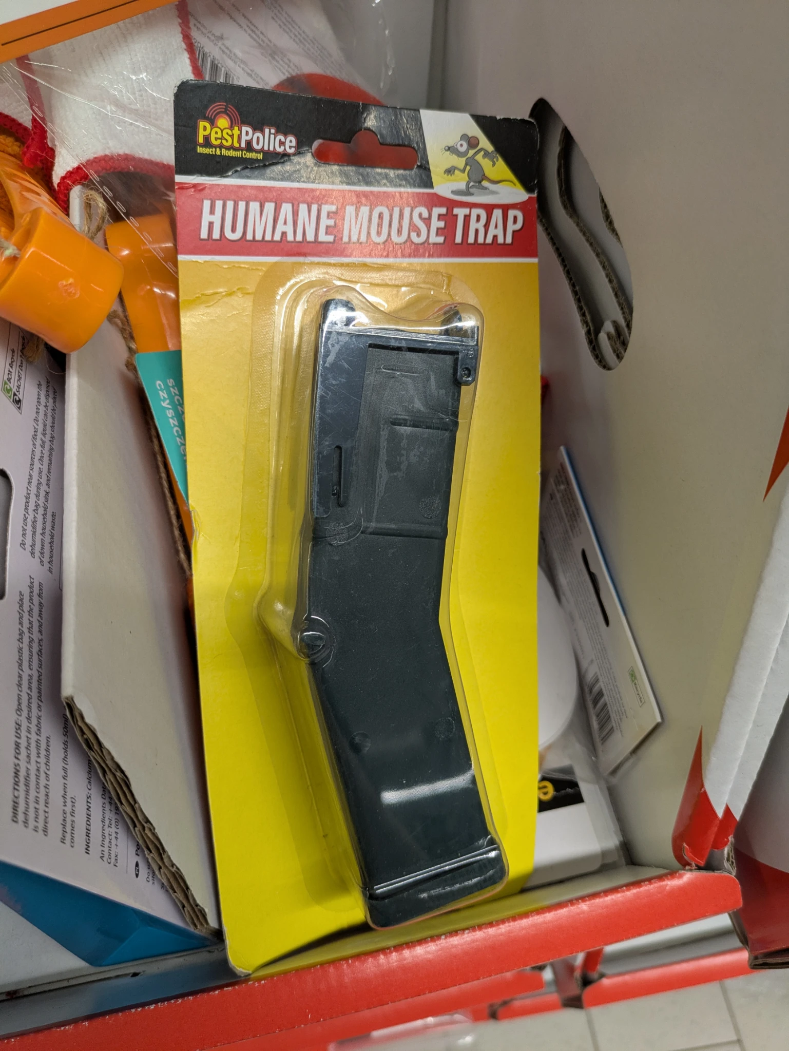 eine schwarze längliche eckige mausefalle im blister im krabbeltisch mit der Aufschrift:

HUMANE MOUSE TRAP