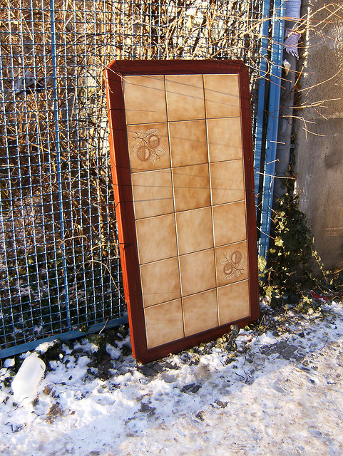 ausgesetzte Fliesentischplatte im Wedding (Januar 2009)