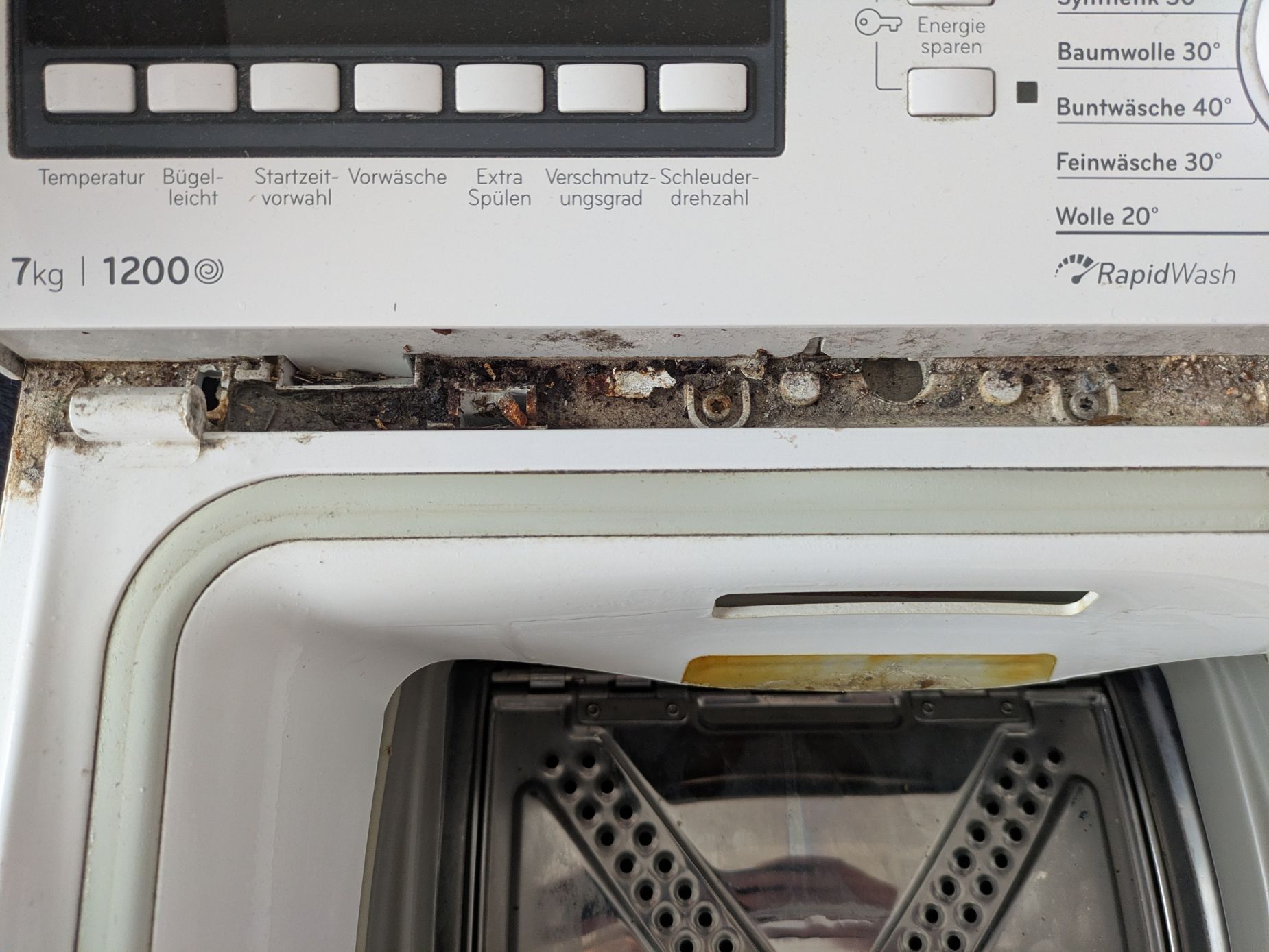 Waschmaschine ohne Deckel und Schmodder
