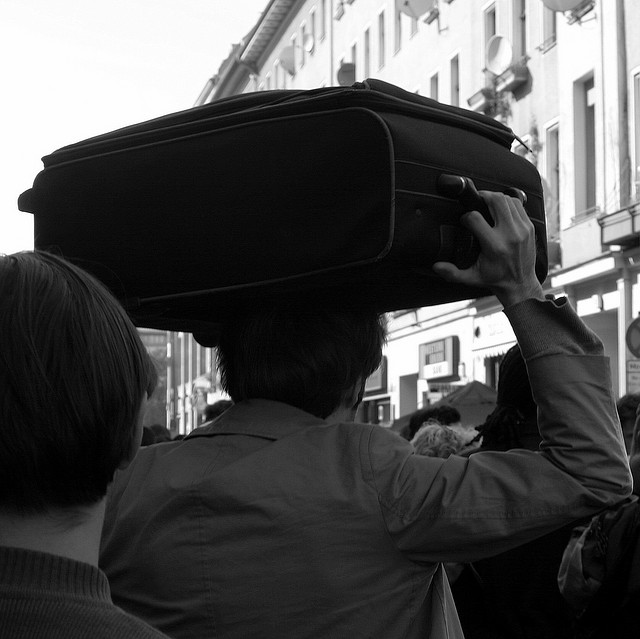 Kofferträger auf dem Myfest am 1. Mai 2007, Berlin-Kreuzberg
