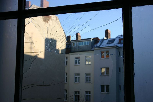 Blick aus dem Hausflur in der Soldiner 37 (Nov 2005)