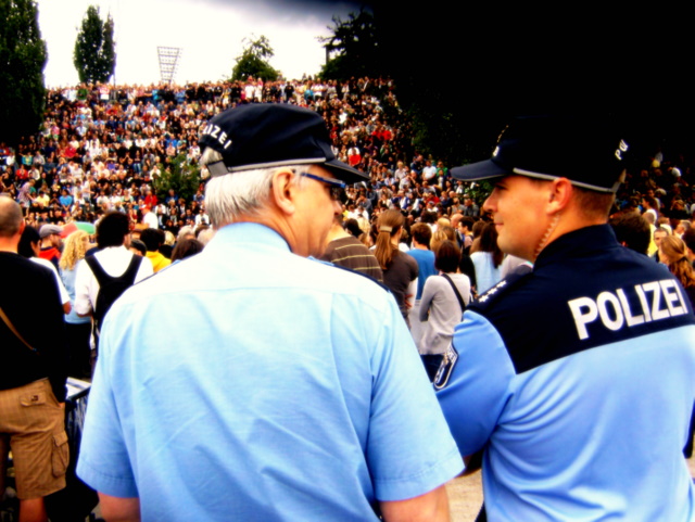 polizisten beim karaoke im mauerpark (august 2011)