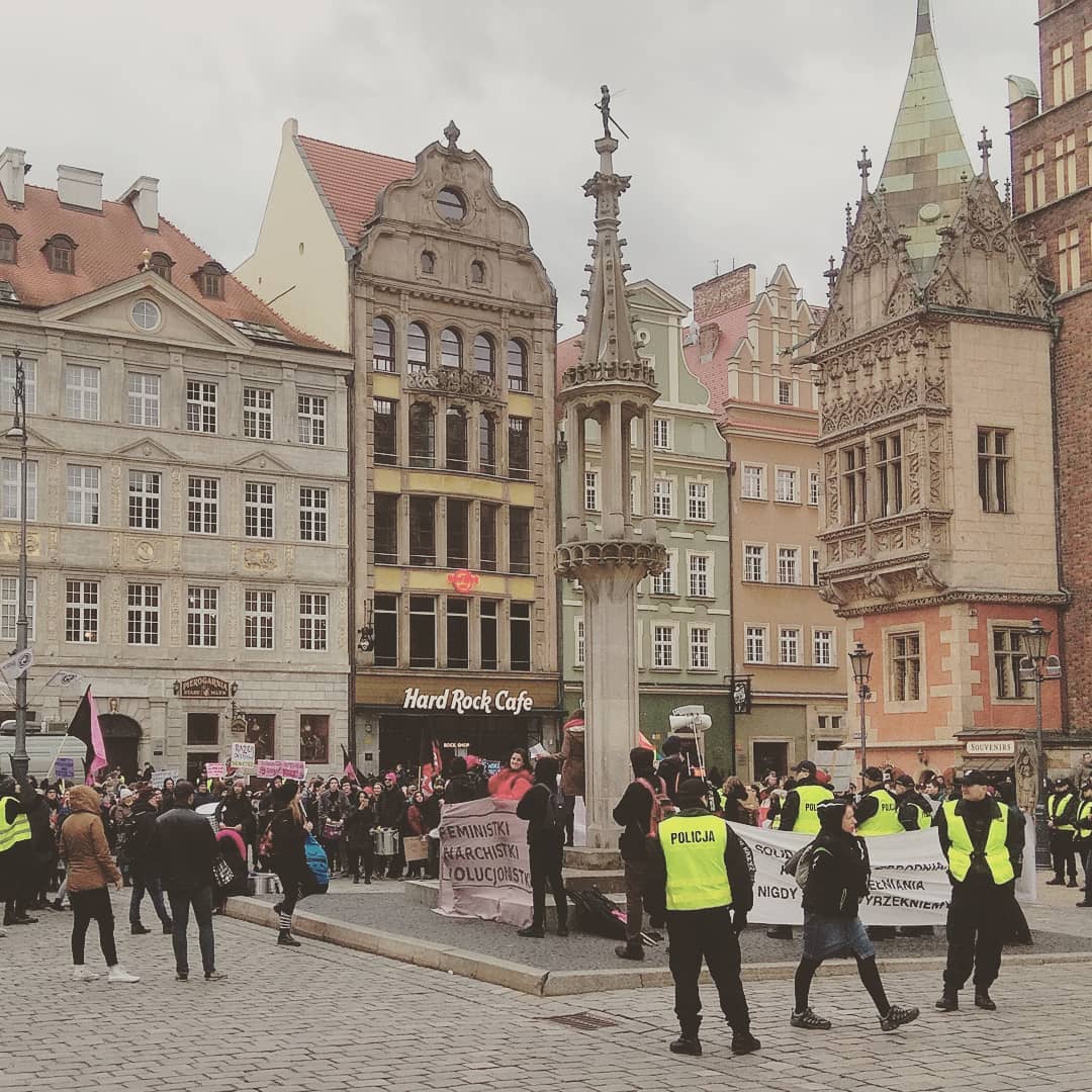 #anarchistki #feministki #rewolucjonistki protest in #wroclaw market square 9.3.19 guys in yellow are just police not #giletsjaunes